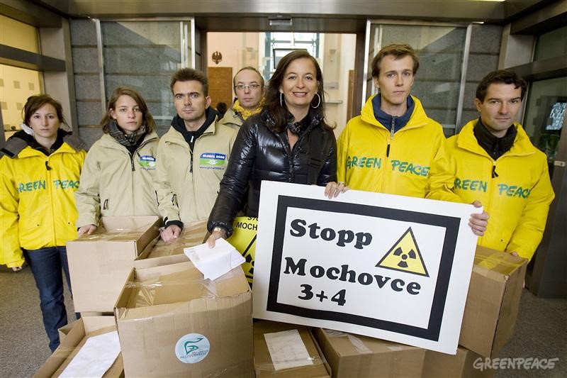 La consegna delle firme contro Mochovce in Austria Photo © Greenpeace
