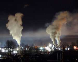 Heavy night industrial light pollution di Gavin Schaefer, CC-BY-SA-2.5-2.0-1.0, wikimedia commons