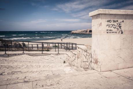 "No tap" graffiti, Puglia Coast. Image by Laure Cops, Wouter Vanmol and Berber Verpoest.