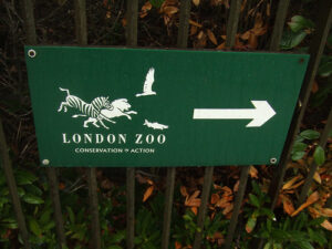 Cartello allo Zoo di Londra, foto Matt Brown, flickr, Attribuzione 2.0 Generico (CC BY 2.0)