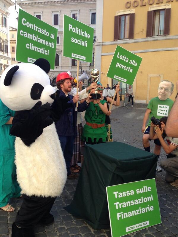 fotoFTT zerozerocinque davanti a Montecitorio