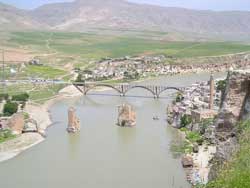 Hasankeyf, Turchia, 2004 (licenza CC BY-SA-3.0, Wikimedia Commons)