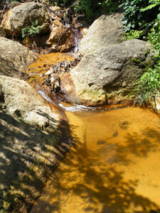 Acque acide, miniera di San Sebastian, La Union, El Salvador. Foto di: Robin Oisín Llewellyn (http://it.mongabay.com)