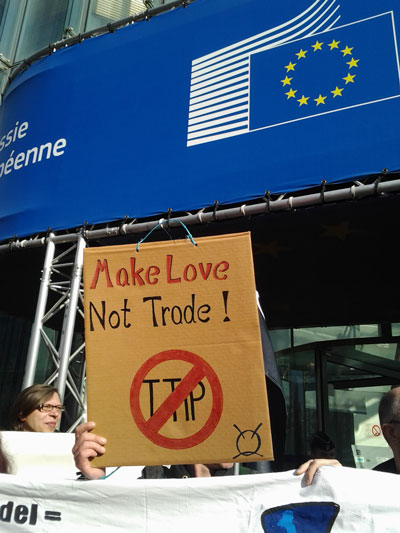 Proteste contro il TTIP davanti alla sede della Commissione Europea