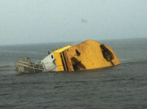 La piattaforma Perro Negro 6 affonda (foto da http://dorsogna.blogspot.it/)