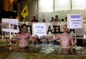 Protesta contro BBVA e Iberdrola a Bilbao durante il meeting - foto Caterina Amicucci