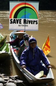 Un'azione di Save Rivers sul fiume Sarawak (foto savesarawakrivers.org)
