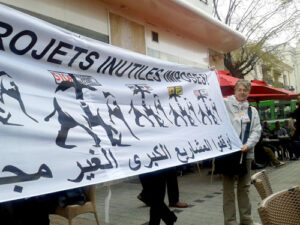 Lo striscione contro le grandi opere inutili e imposte al FSM in Tunisia - foto Re:Common