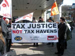 una manifestazione di Tax Justice